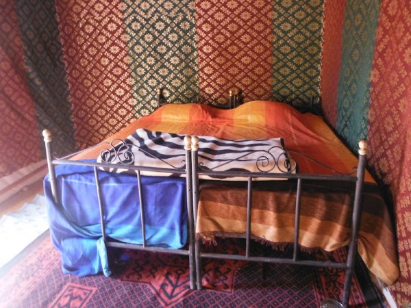 Doppelbett im Schlafzelt Camp Erg Lihoudi