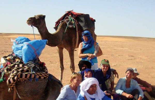 Reisegruppe mit Kamel