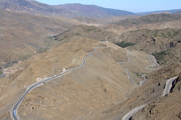 Straße schlängelt sich durch die Berge des hohen Atlas