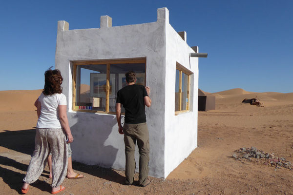 Visitors of the smallest gallery in the desert in the camp Erg Lihoudi