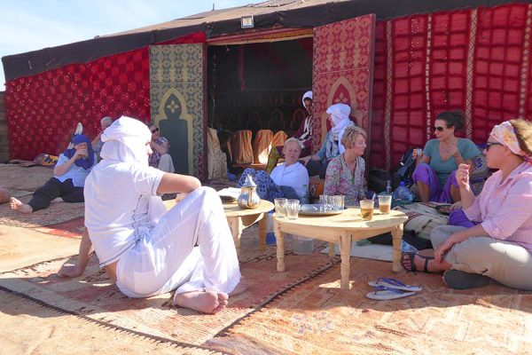 Drinking tea in the camp Erg Lihoudi