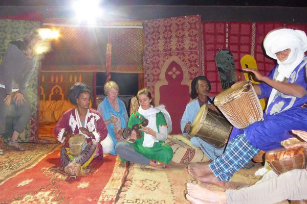 Drum music in the evening in the camp Erg Lihoudi