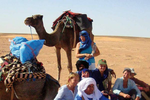 Reisegruppe in der Wüste mit 2 Dromedaren