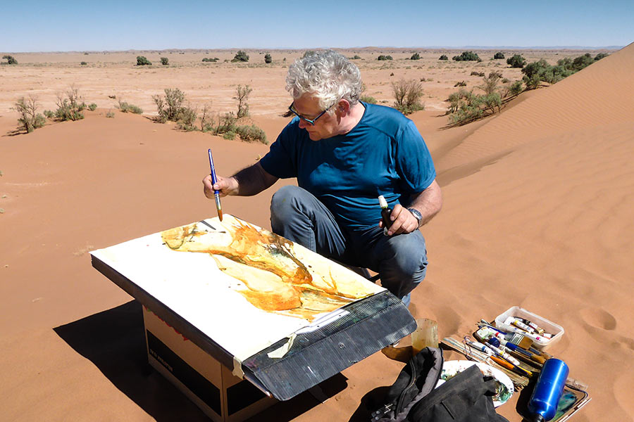 Günter Haslbeck paints a watercolor in the middle of the Sahara