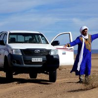 Abdul mit Geländewagen in der Sahara