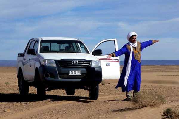 Abdul mit Geländewagen in der Sahara