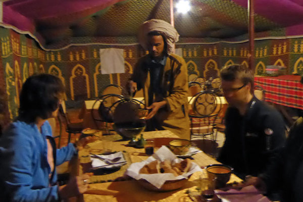 Essen im Gemeinschaftszelt Caravane de Rêve im Erg Lihoudi